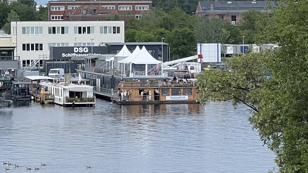 Hauptstadtfloss, Partyboot, Ufer, Stralau, Treptower Park, Wasser